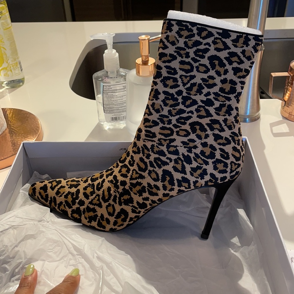 Brand new Steve Madden Enya Leopard Booties
